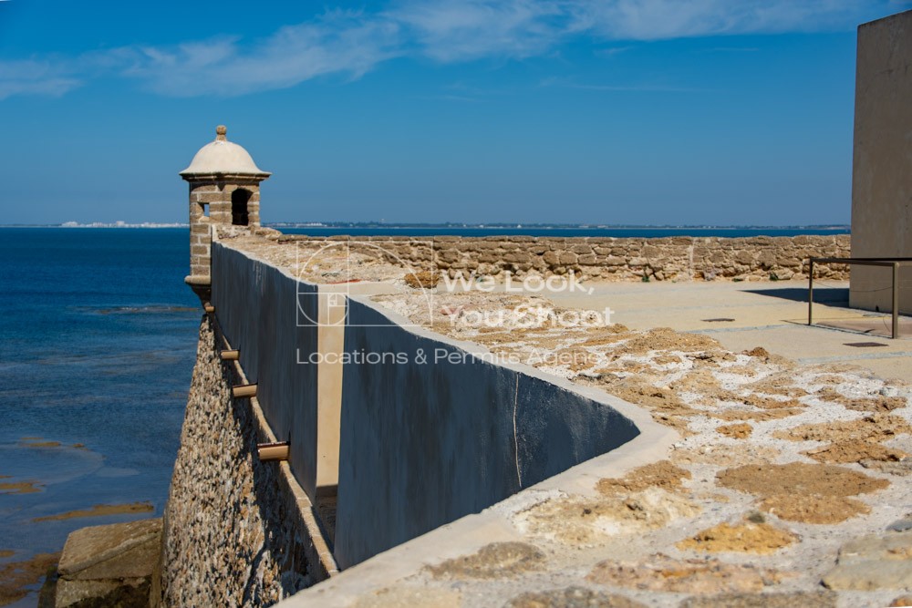 Fortaleza militar con garita y vistas al mar en Santa Catalina