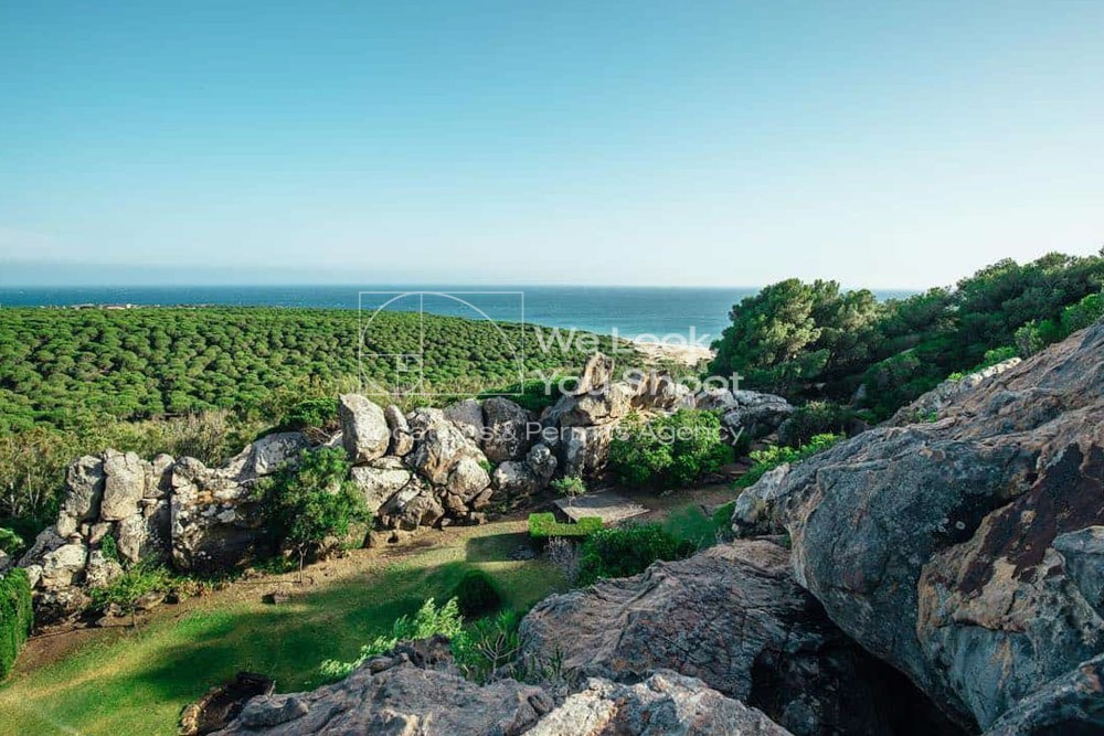 Vistas del mar y la playa desde el jardín de la casa