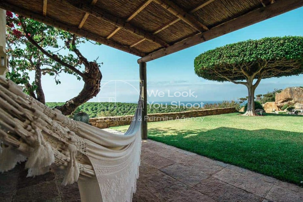 Vista del jardin desde hamaca y al fondo el mar