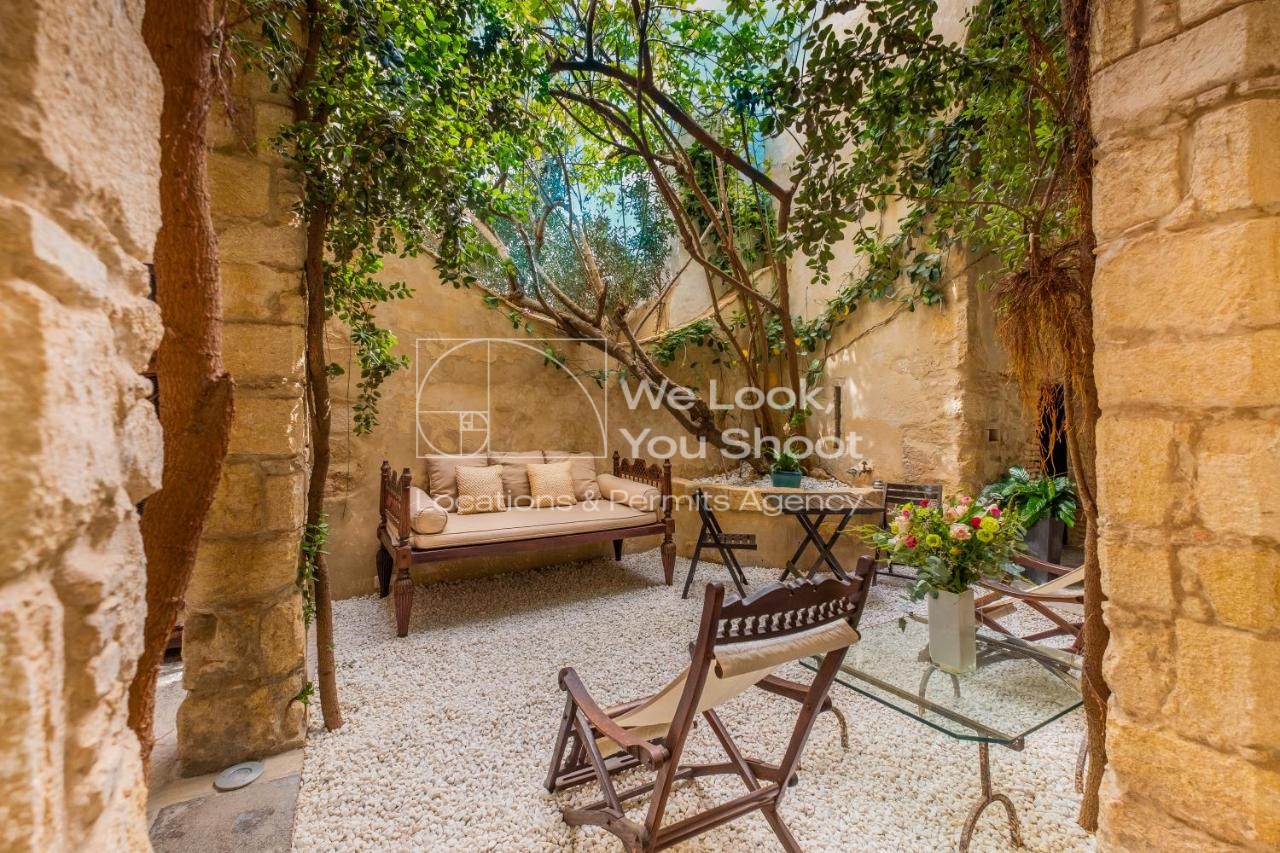 Patio con arcos de piedra