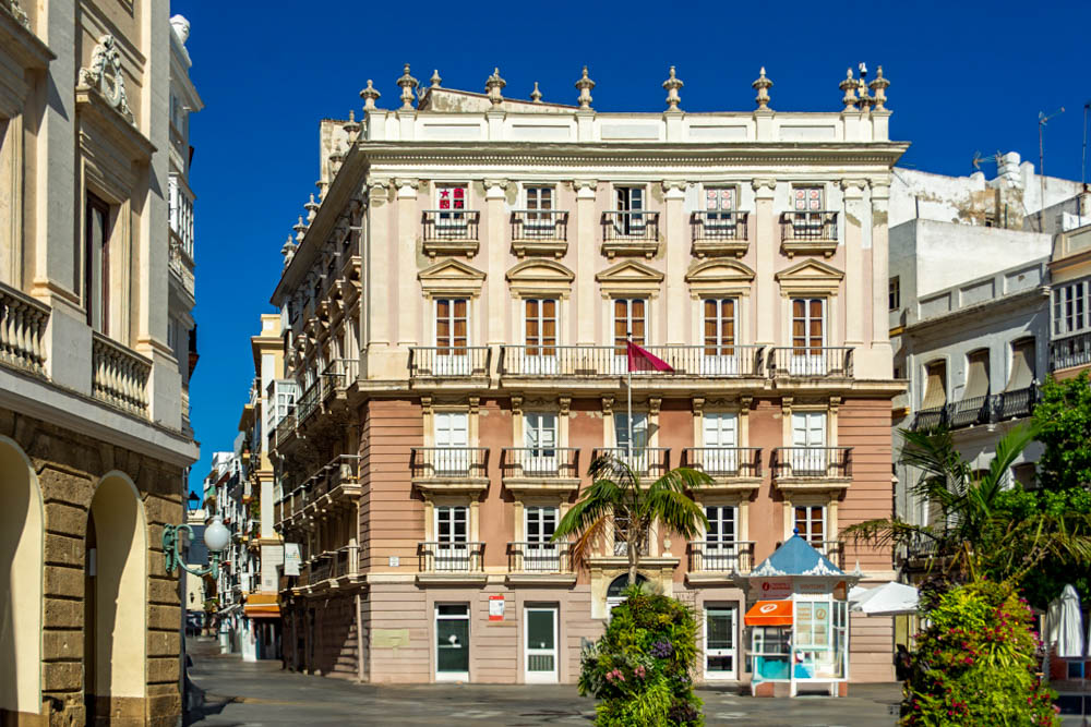 Fachada de imponente edificio clásico