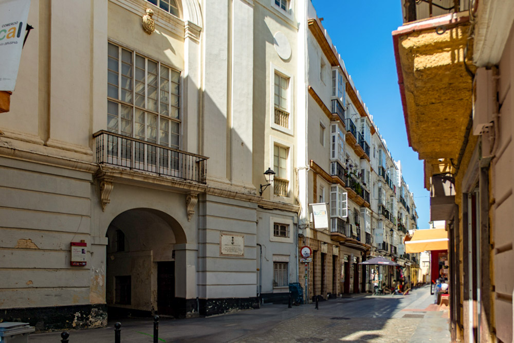 Calles de salida de la plaza con arco de acceso al barrio de Santa María