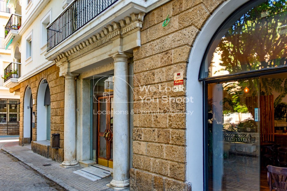 Casa con columnas de mármol y fachada de piedra ostionera