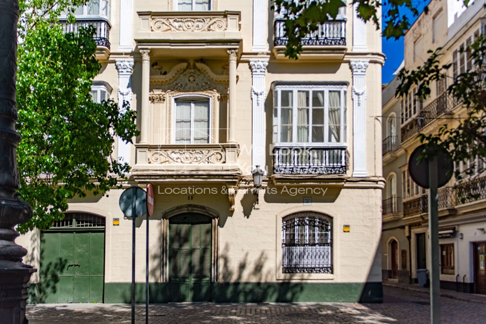 Fachada de casa en la Plaza de Mina en Cádiz