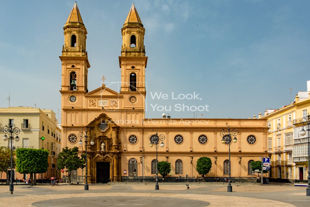 Iglesia de San Antonio que da nombre a la plaza