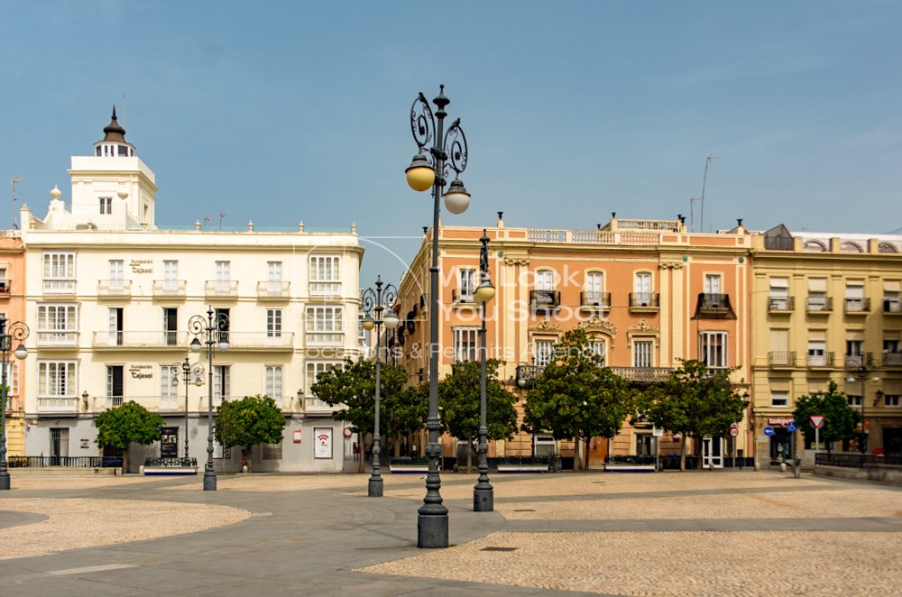 Farolas en la plaza, alfonso Casino Gaditano y la Casa Pemán