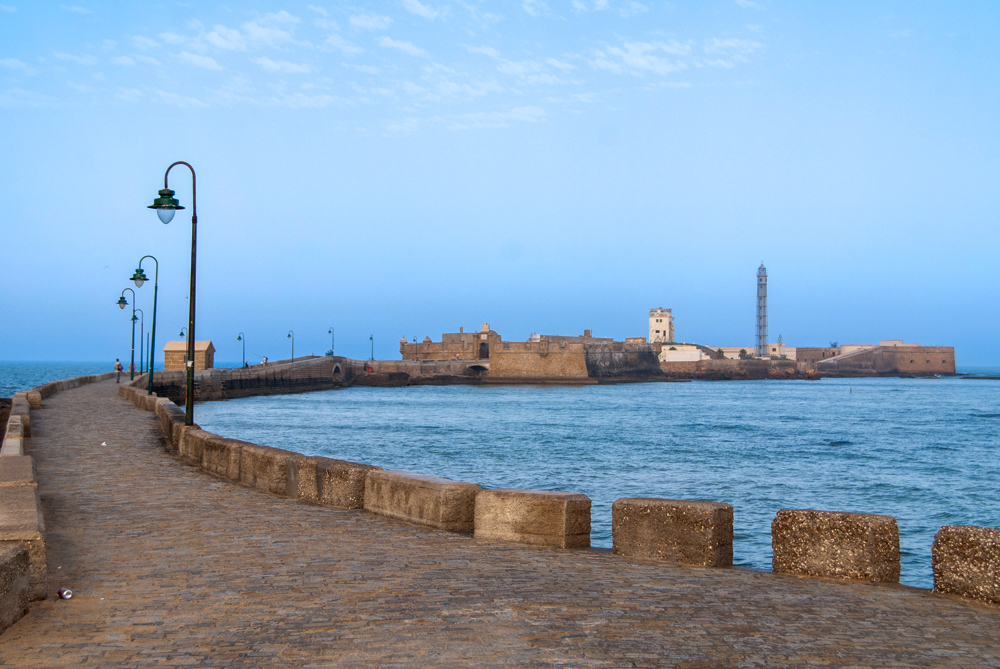 Castillo de San Sebastián, piedra ostionera, farolas, mar, puente