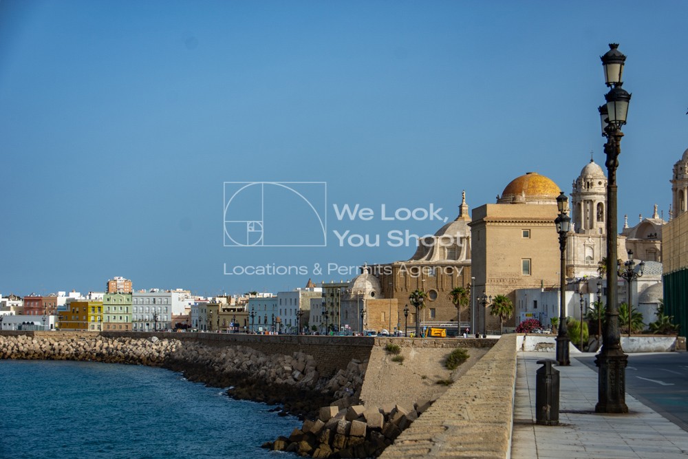 Catedral de Cádiz junto al Campo del Sur