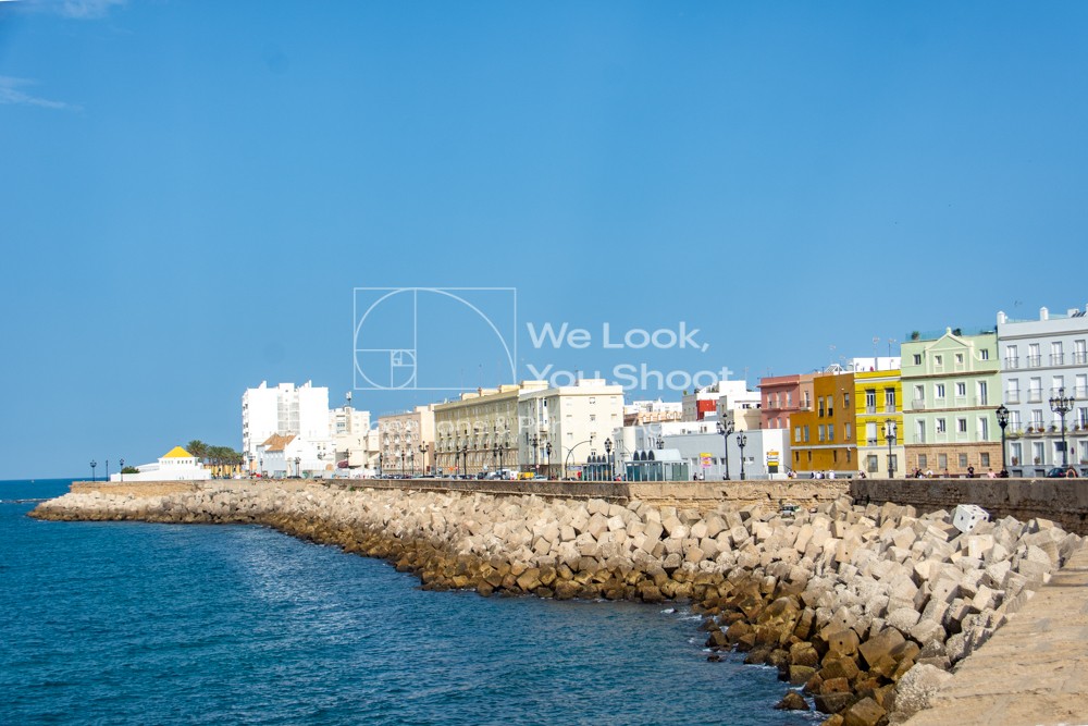Campo del Sur con fachadas de colores frente al mar