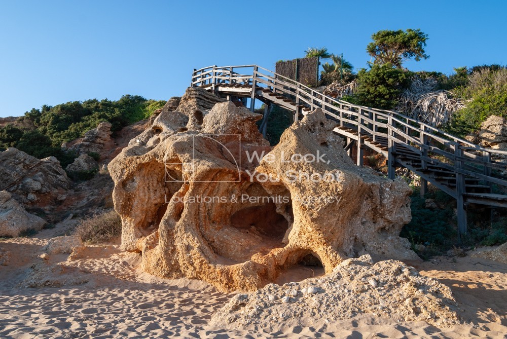 Acantilado y escalera de madera en una cala de Roche
