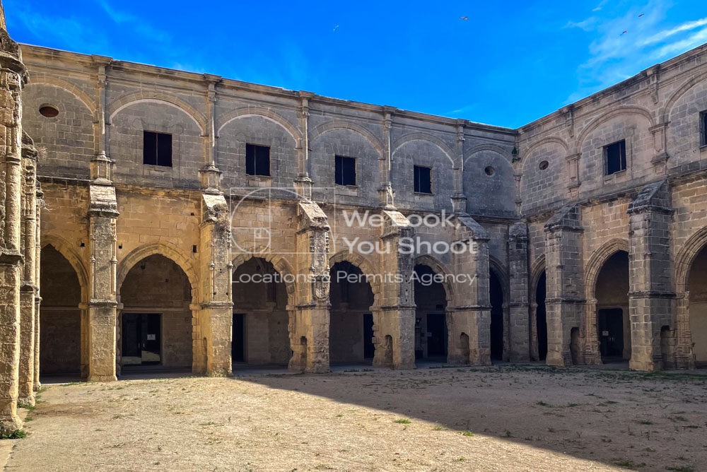 Patio central con arcos de piedra de estilo gótico en el Monasterio de la Victoria