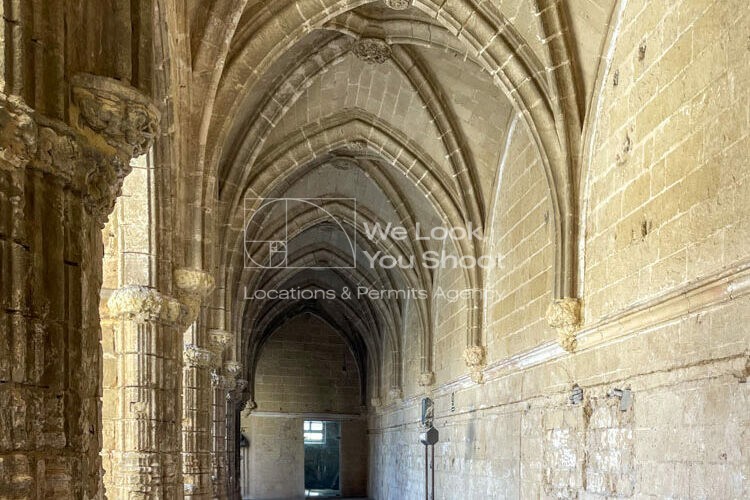 Claustro de estilo gótico en el Monasterio de la Victoria