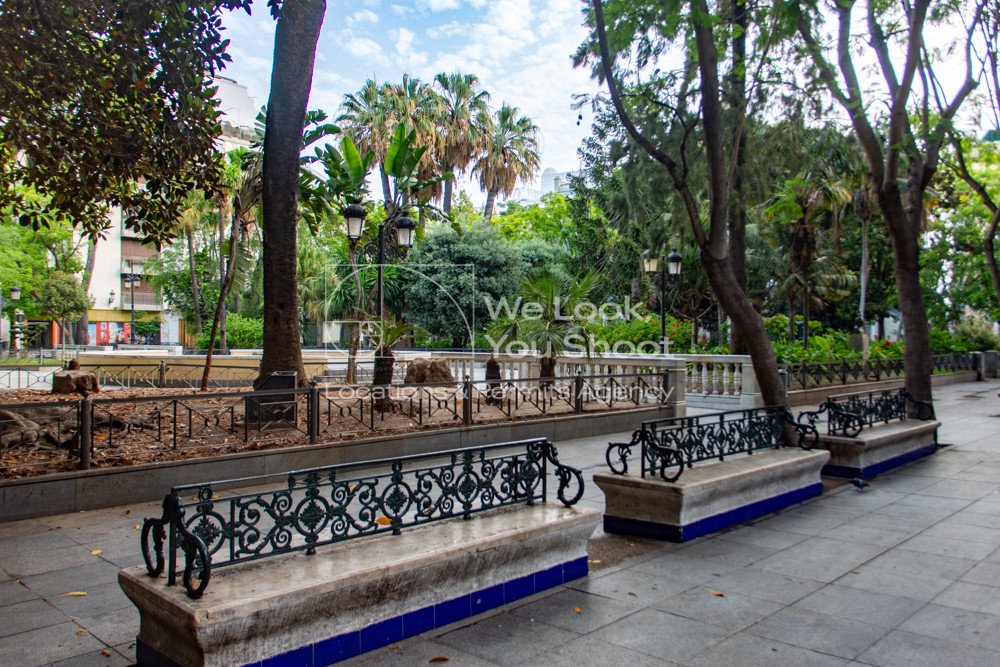 Bancos de piedra junto a los jardines de la Plaza Mina