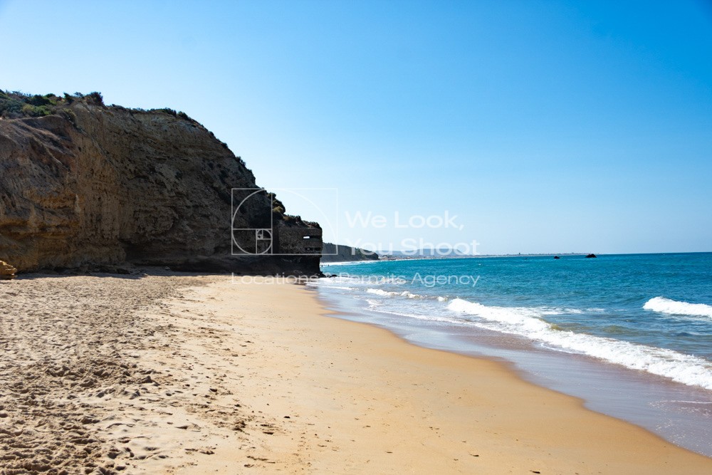 Cala Puntalejo, acantilados, playa aguas cristalinas, bunker