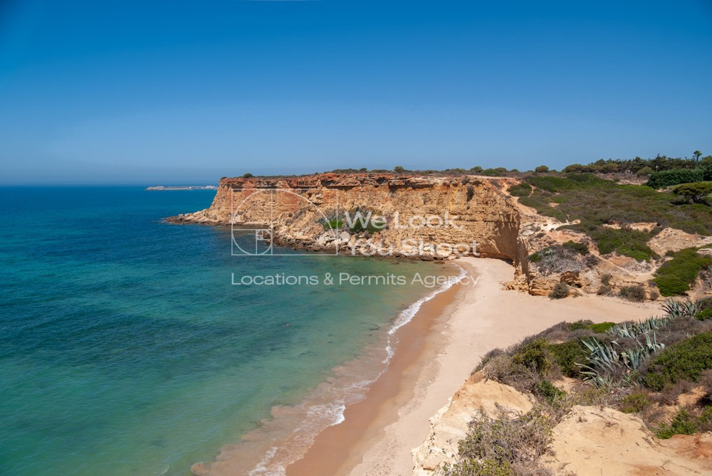 Cala Puntalejo, acantilados, playa aguas cristalinas, mar