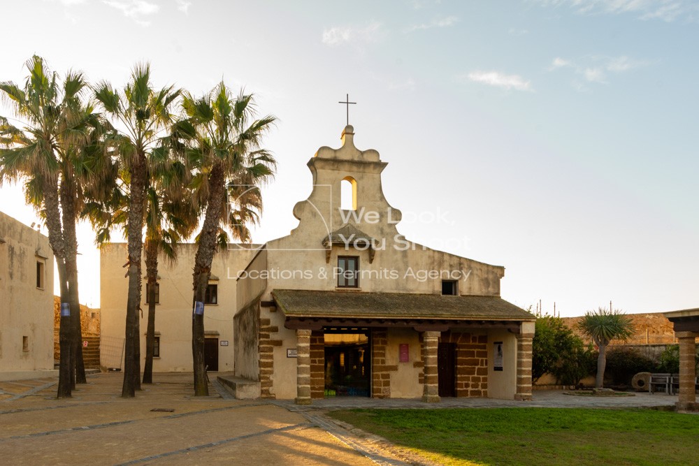 Antigua capilla con columnas y palmeras en Santa Catalina