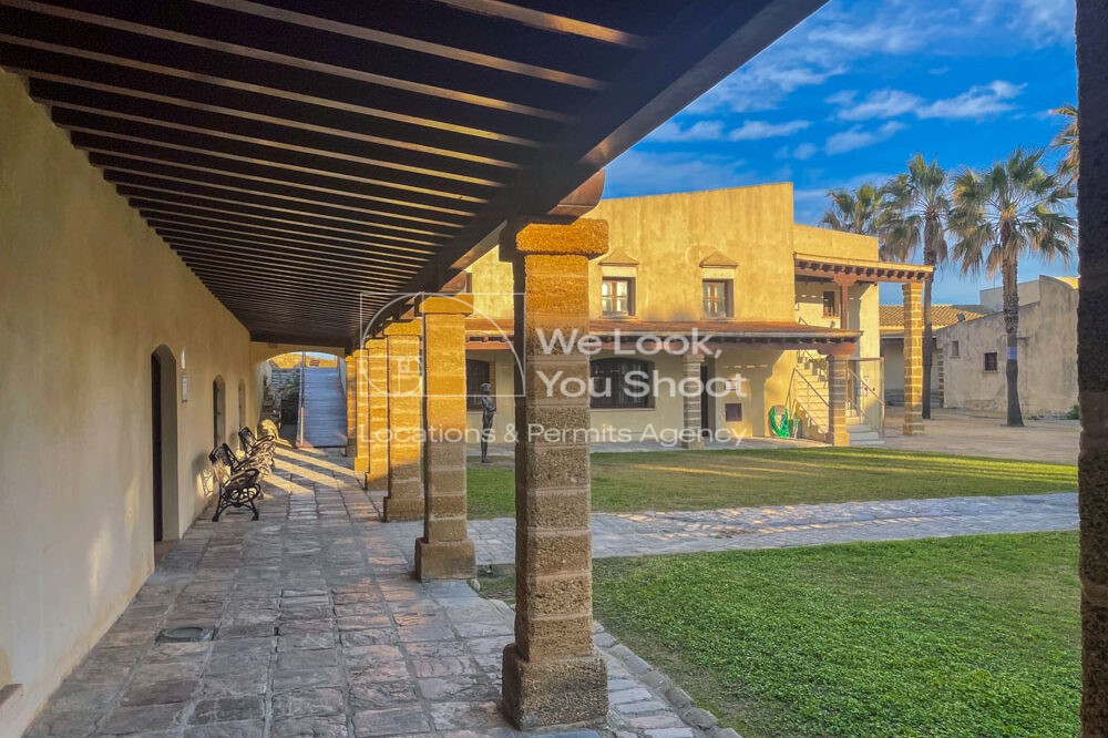 Patio interior con columnas y palmeras en el Castillo de Santa Catalina