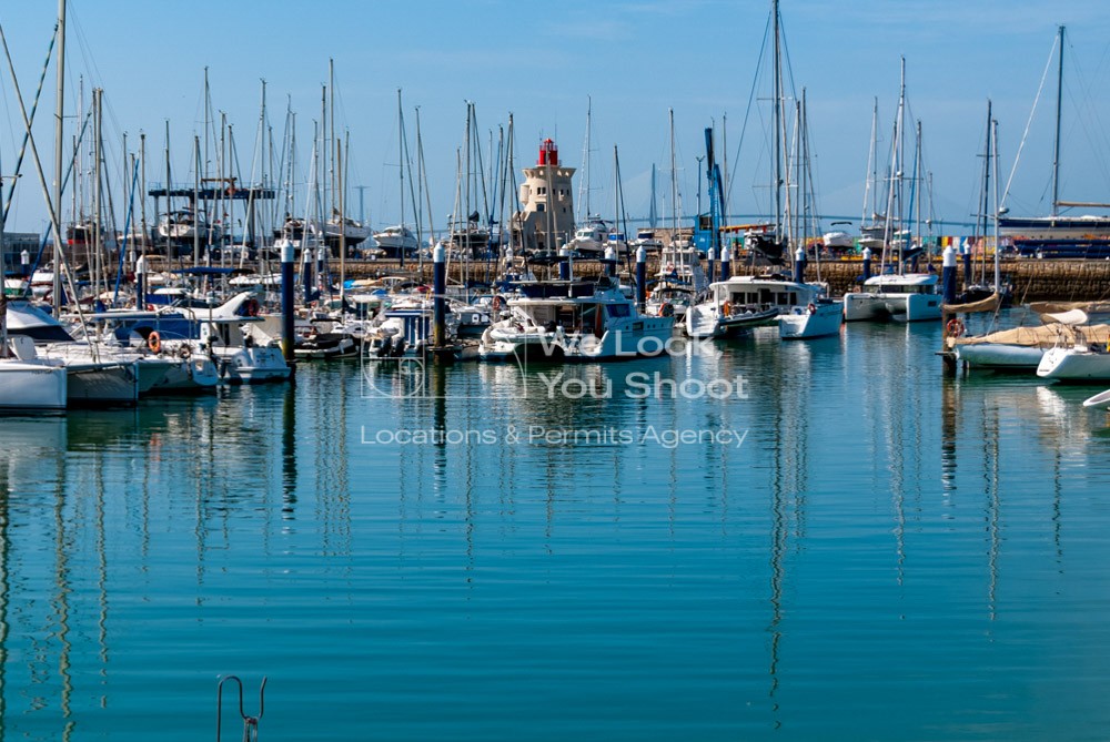 Puerto nautico, embarcadero, al fondo el faro