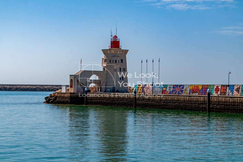 Faro, agua, grafitis, rocas