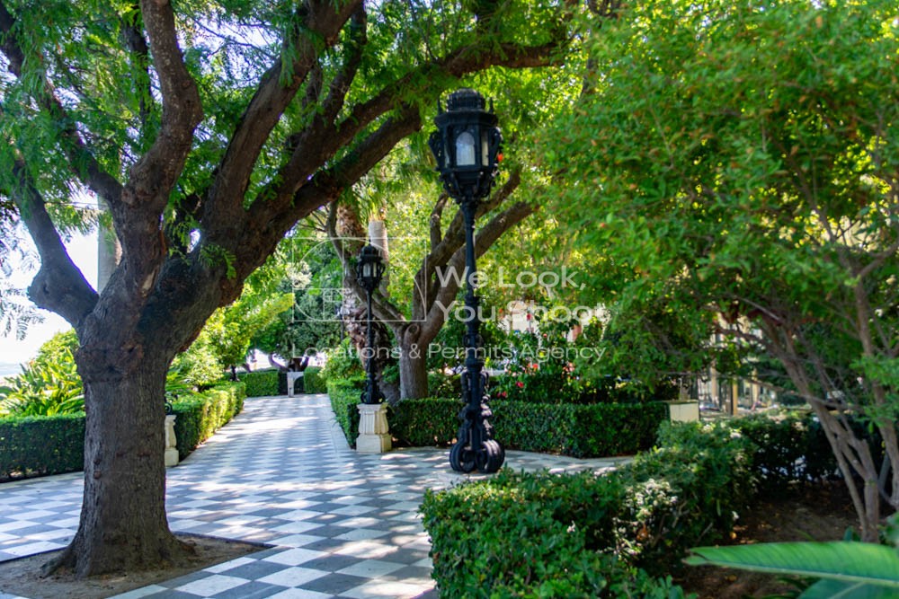 Interior del paseo con farolas de época