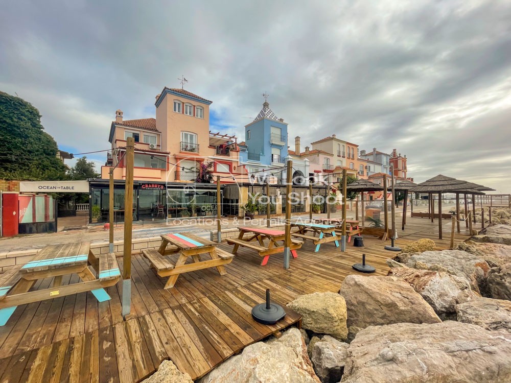 Paseo marítimo y terrazas de madera