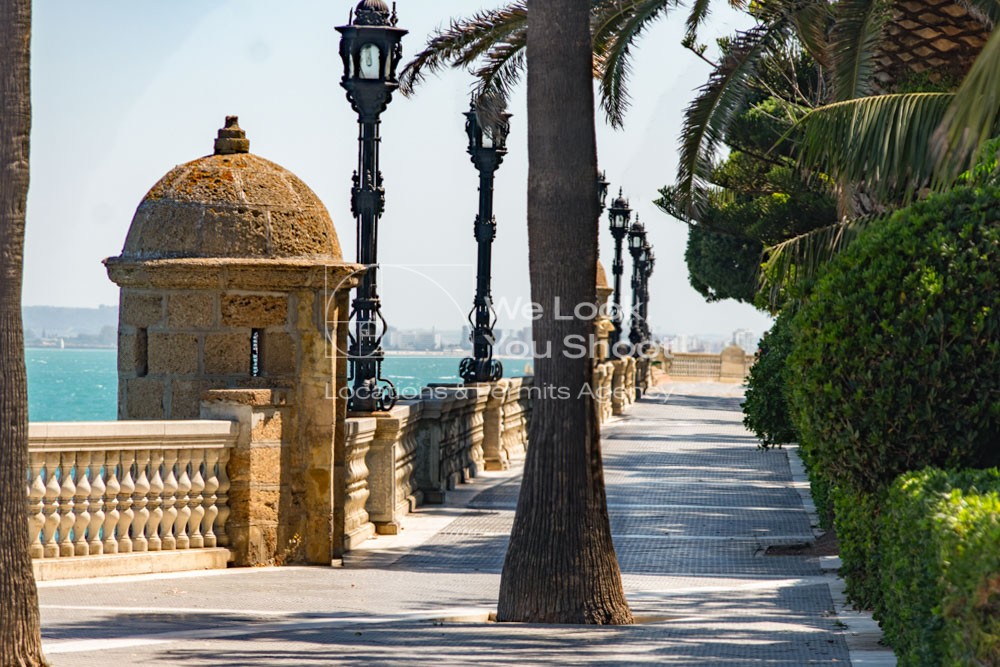 un continuo ajardinado que transcurre paralelo al paseo junto al mar