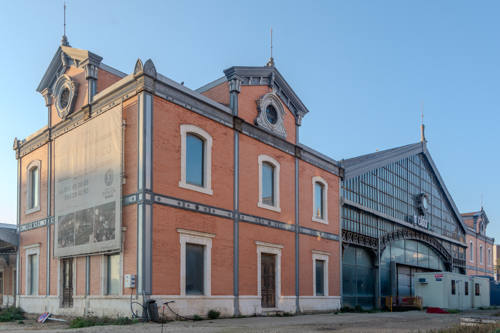 Andén, estación, tren, columnas, hierro, puertas, madera