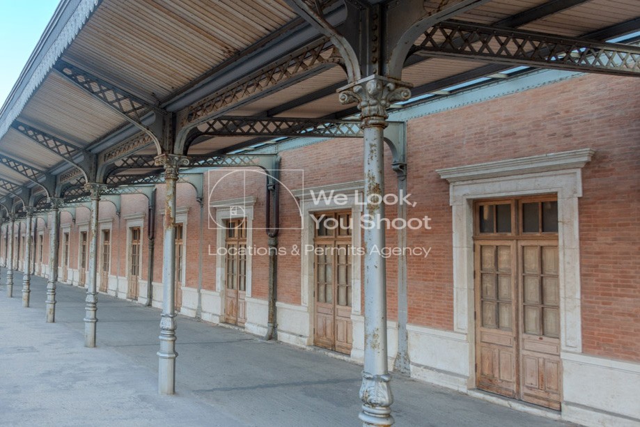 Andén, estación, tren, columnas, hierro, puertas, madera