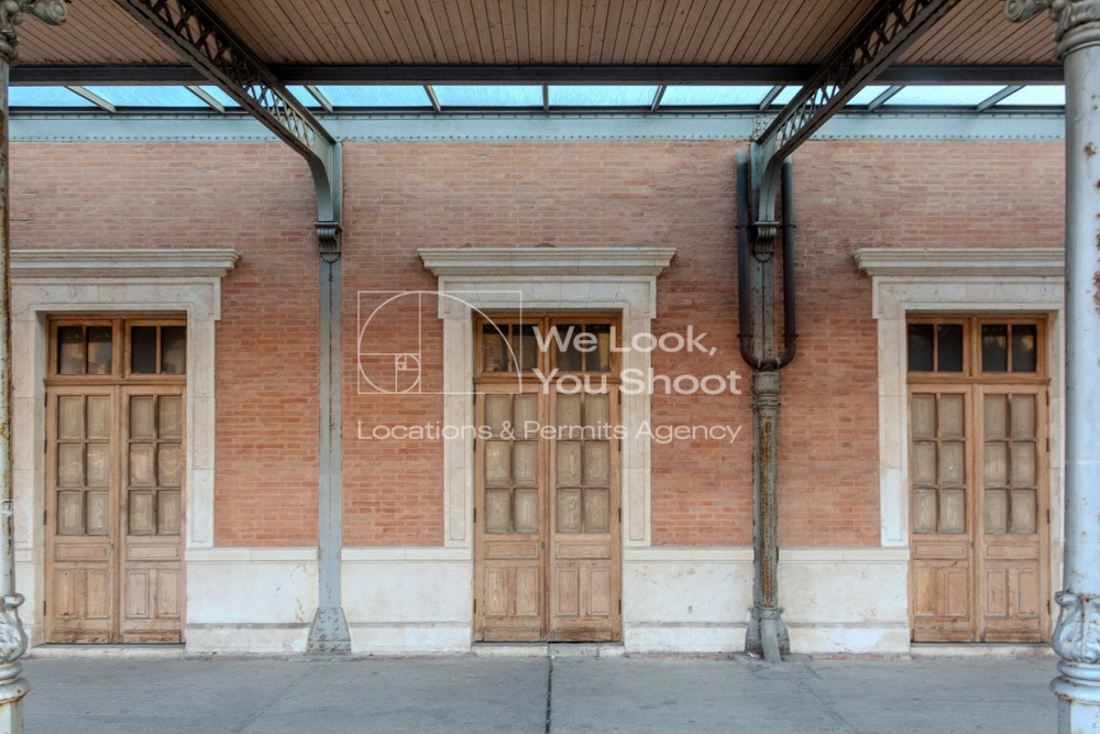 Andén, estación, tren, columnas, hierro, puertas, madera