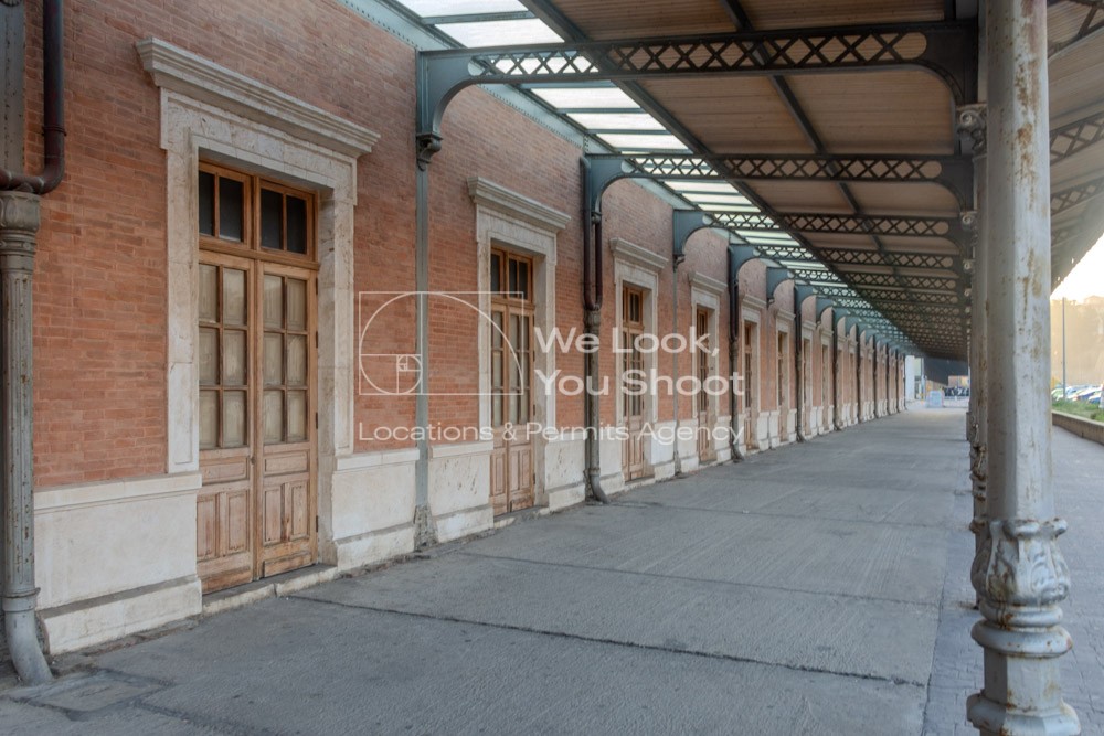 Andén, estación, tren, columnas, hierro, puertas, madera