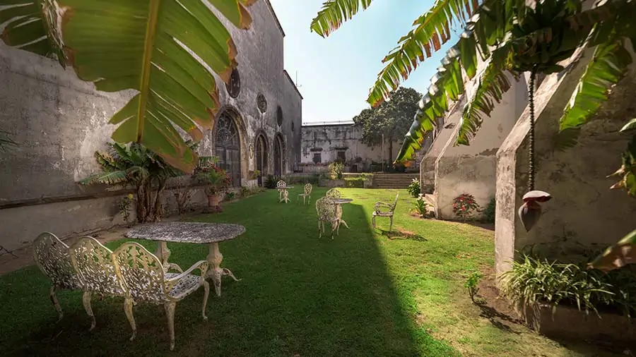 Patio de bodega con jardín