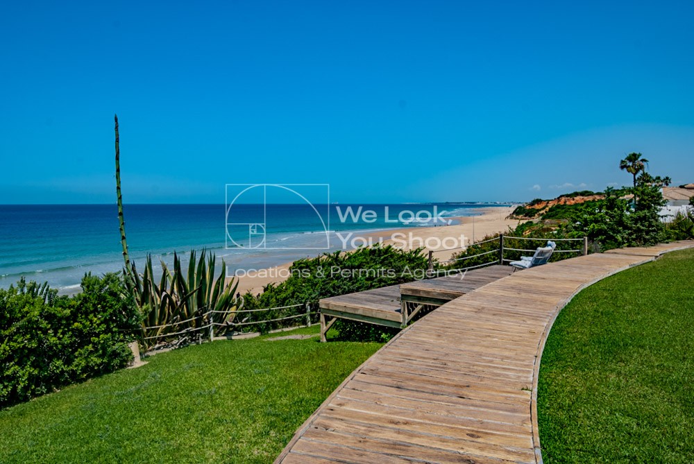 Terrazas de madera con vistas al mar y a la playa de Roche