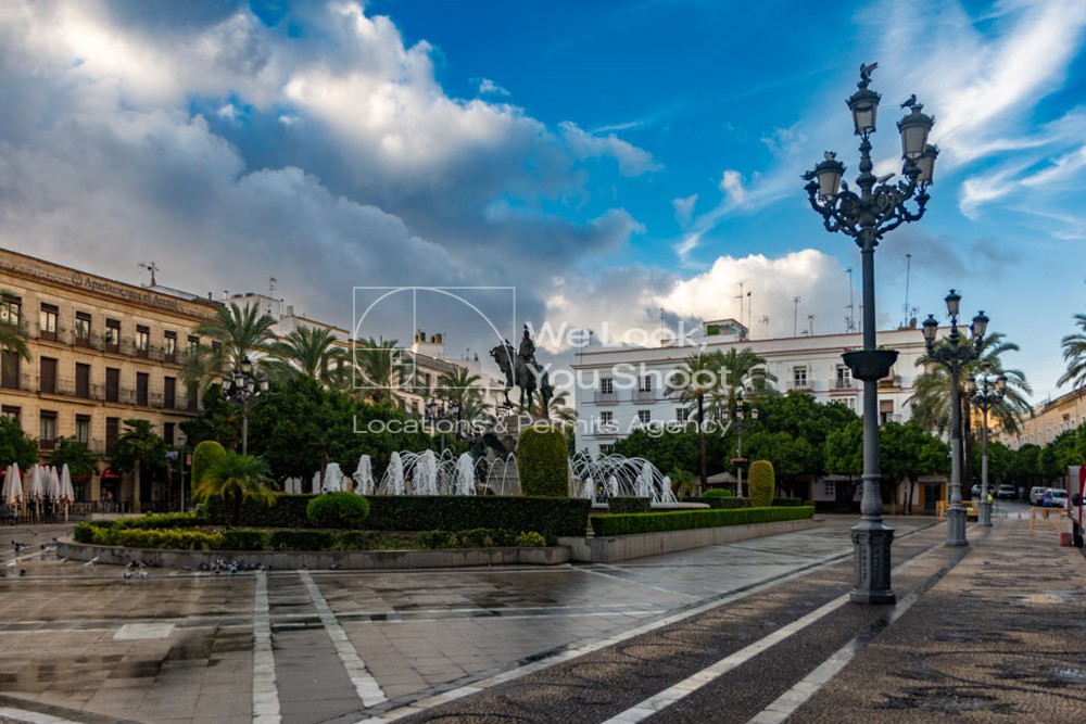 Plaza del Arenal con farolas, fuente y estatua