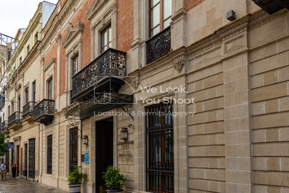 Palacio clásico en la plaza Rivero