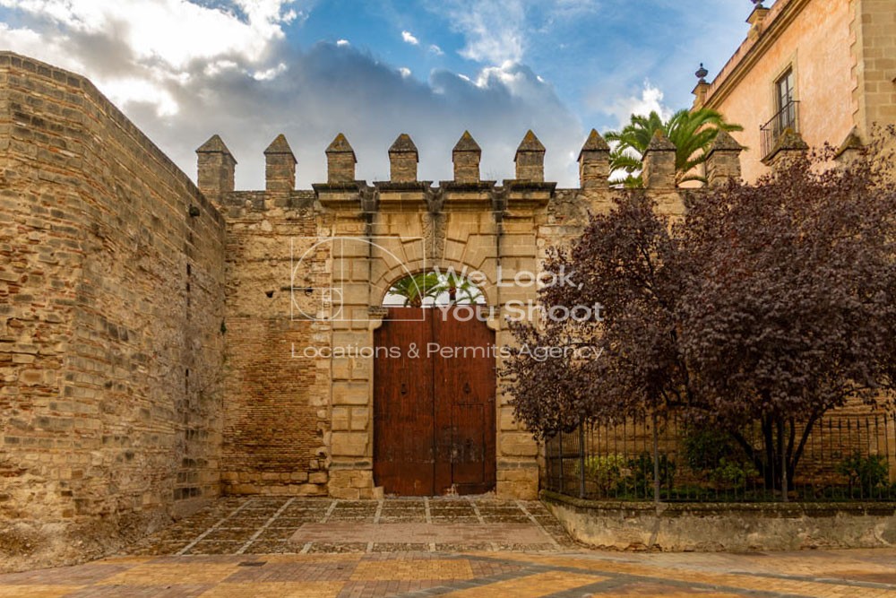 Entrada de madera al Alcazar con almenas desde la Alameda Vieja