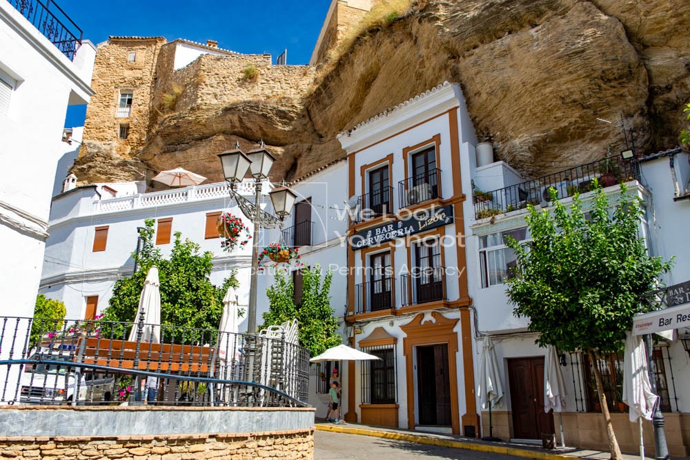 Plaza del pueblo lo saliendo de las rocas