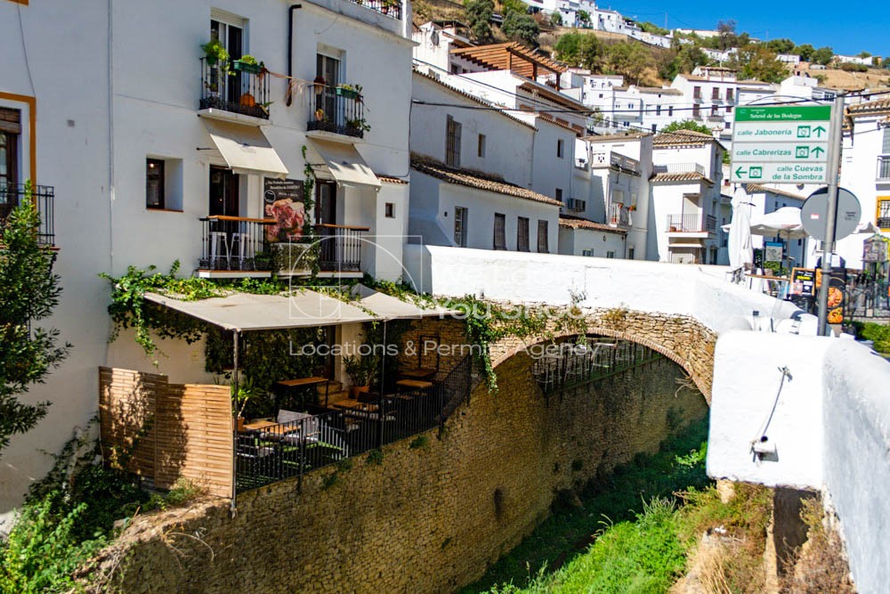 Puente sobre río con vegetación y terrazas