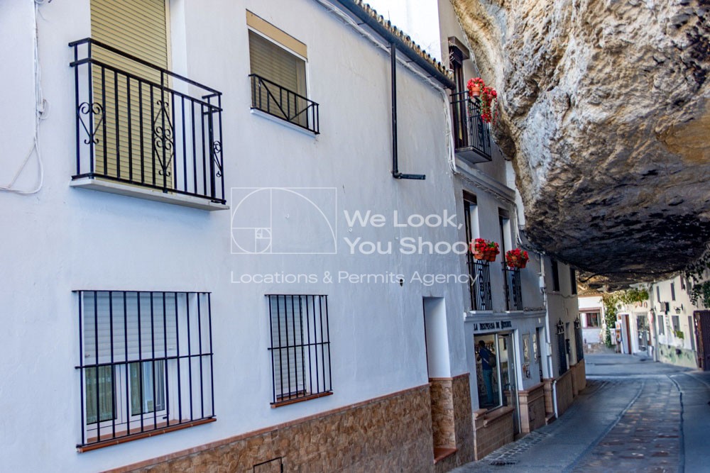 Balcones con flores junto a las rocas