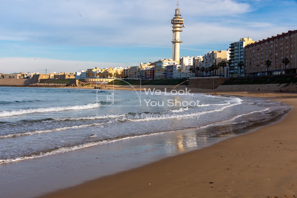 La ciudad de Cádiz desde la Playa de Santa Maria del Mar y al el pirulí