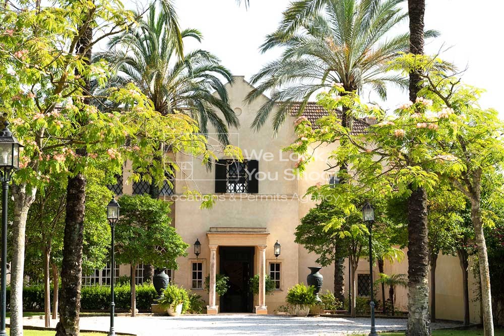 Fachada de la finca con palmeras