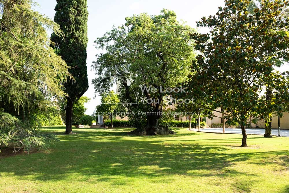 Jardín con árboles en el exterior de la finca