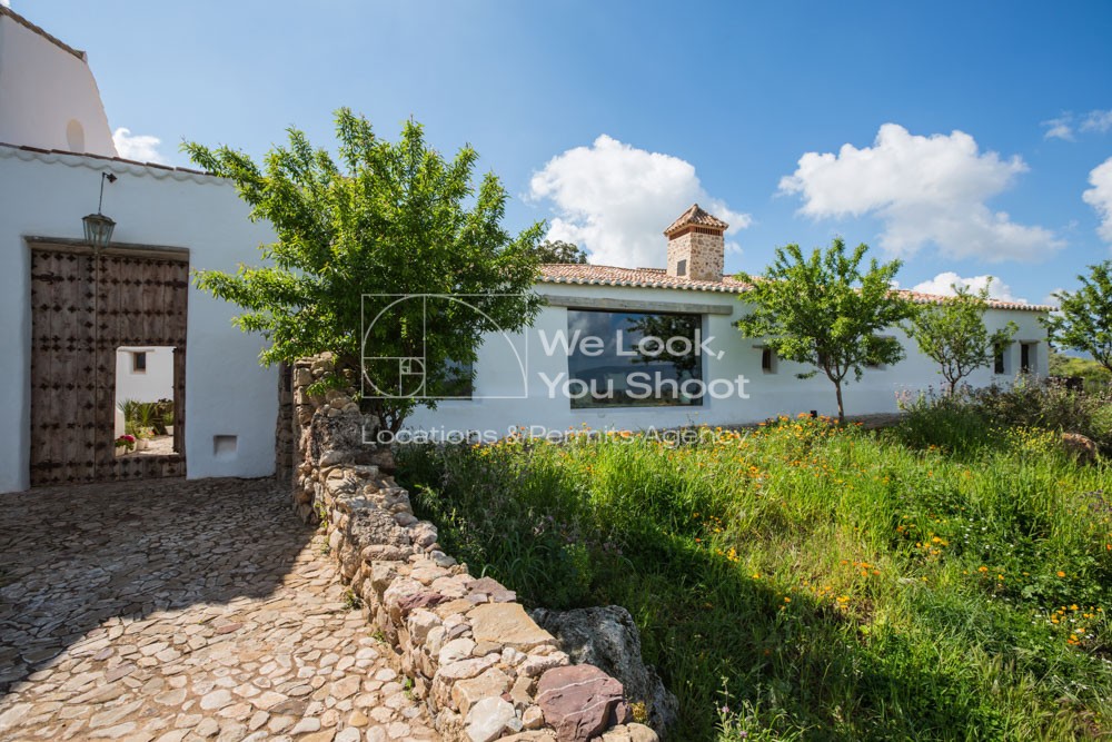 Exterior de la finca con empedrado de entrada