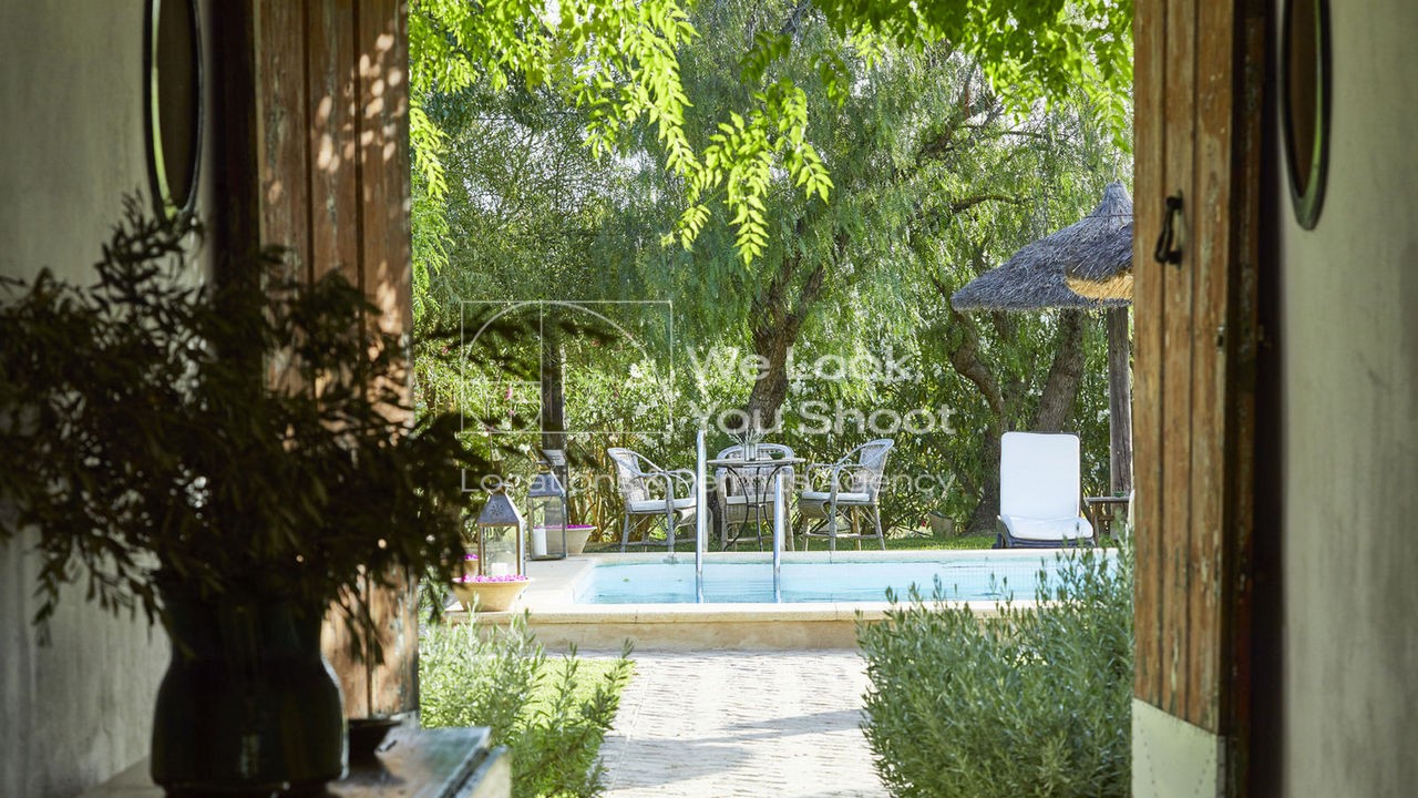 Vista de la piscina desde el interior