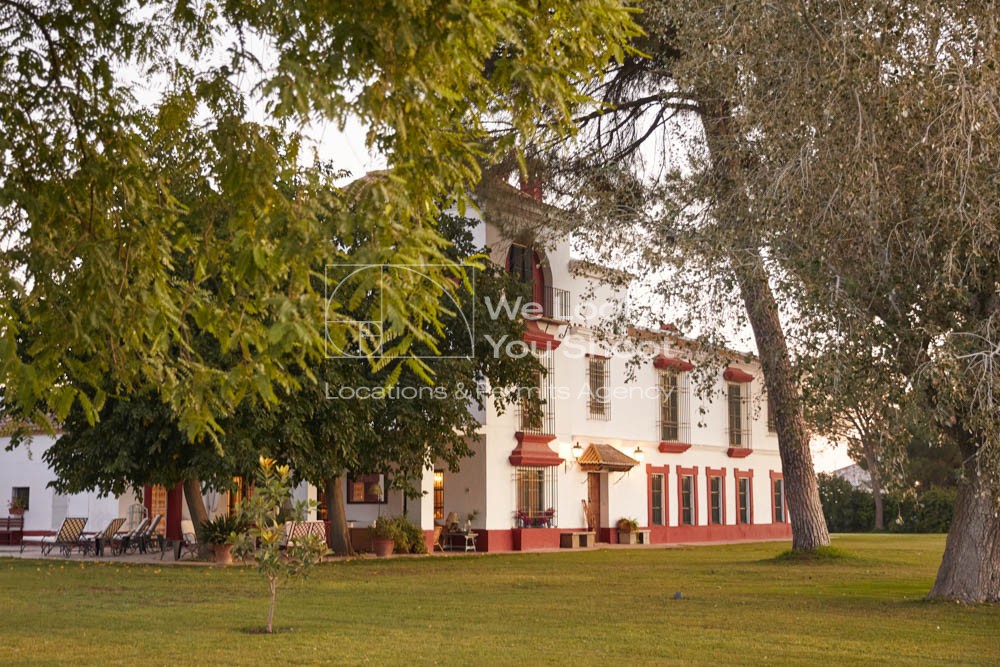Jardines y fachada de la casa principal