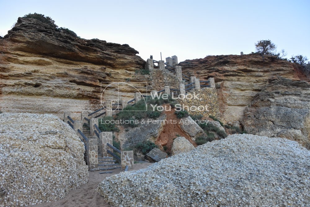 Escaleras de piedra de acceso a la playa