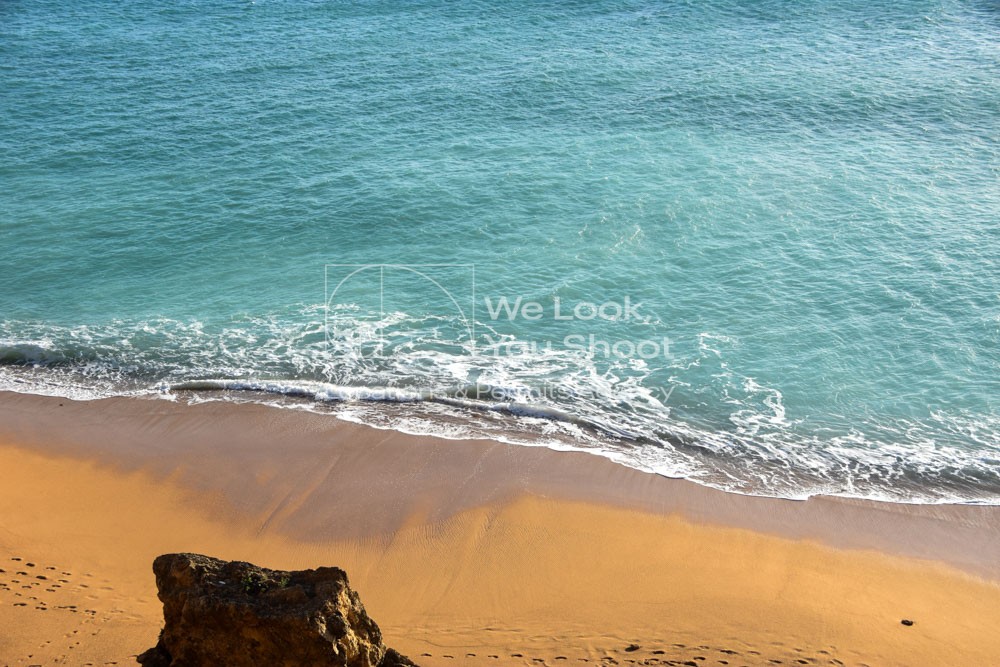 Playa de aguas tranquilas y cristalinas