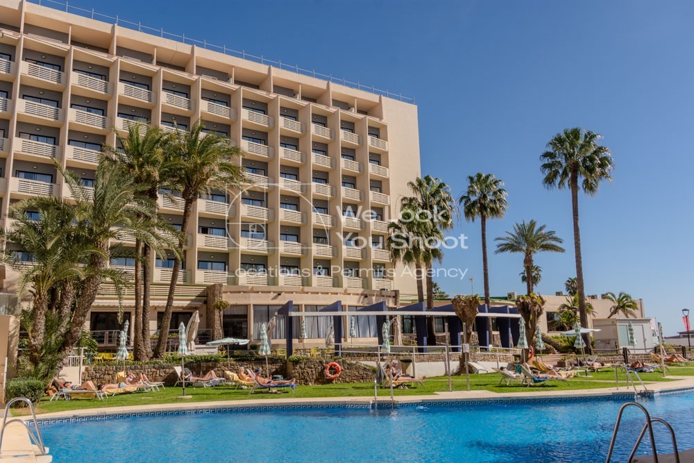 Exterior del hotel con piscina y jardines