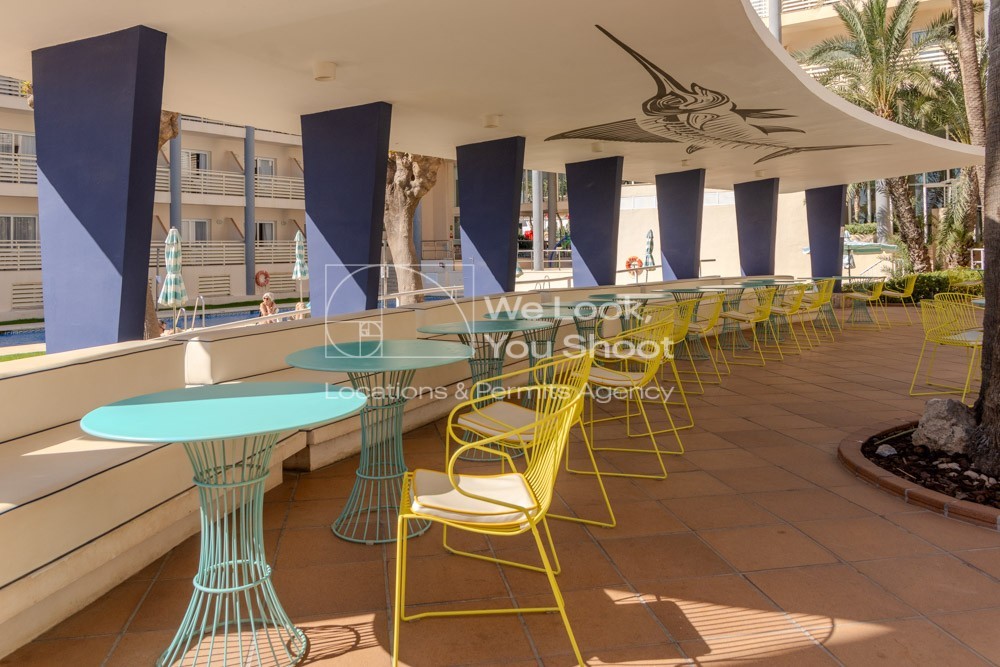 Terraza de verano junto a la piscina
