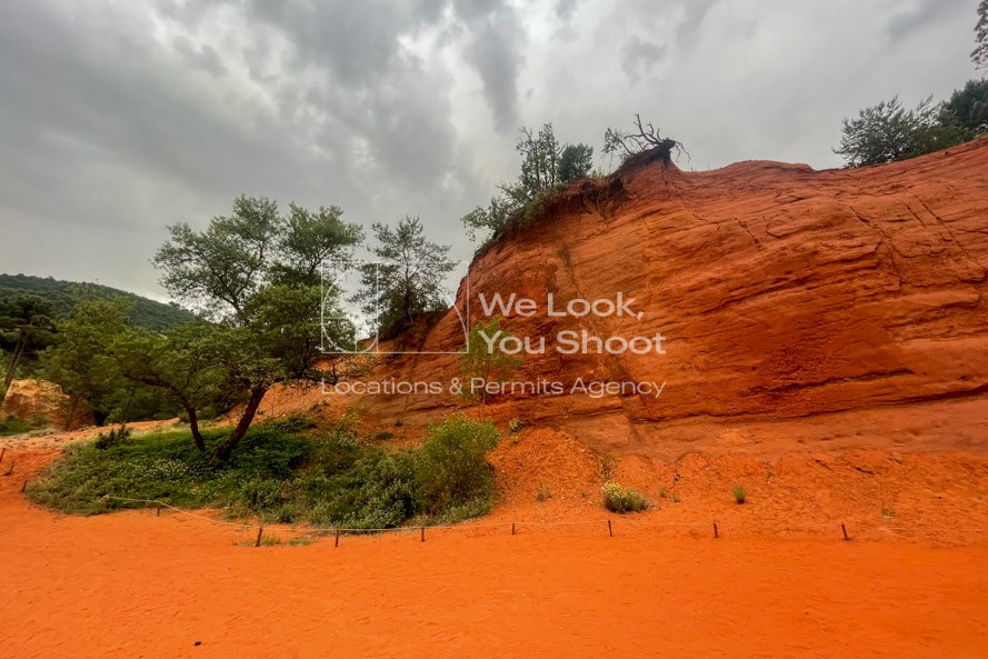 FRANCIA, PROVENZA, DESIERTO, ARCILLA, BOSQUE, MONTAÑAS, MONTES, ESCARPADO